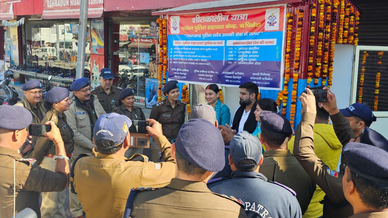 शीतकालीन यात्रा में बाहर से आने वाले पर्यटकों का स्वागत करती दून पुलिस