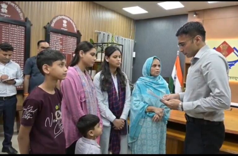 असहाय विधवा को बड़ी राहत: डीएम ने कराया बैंक ऋण माफ, बेटियों की शिक्षा और नातिन का दाखिला भी सुनिश्चित